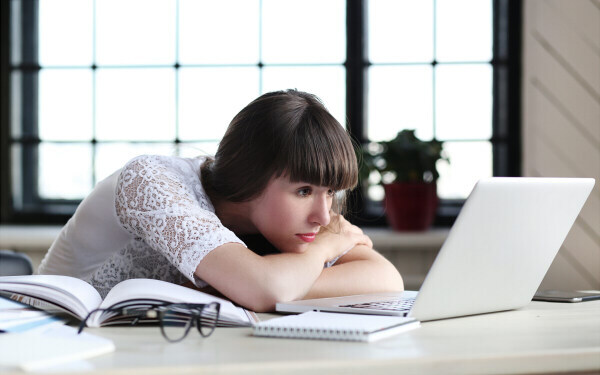 イライラや眠気は目元のコリが原因？　疲れ目を解消する3つのツボ