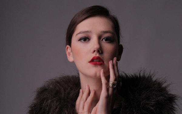 極太のトレンドは秋冬も続く！　ワイドパンツを着こなすコツ