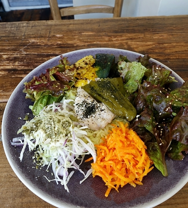 吉祥寺・宵の実でスパイスプレートと野菜のプレート！ 日常のひと時を過ごしてみて #おしゃれカフェ Vol.4