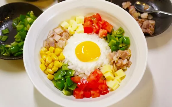 夏野菜たっぷりでヘルシー！　夏バテ知らずの簡単イタリアンビビンパ