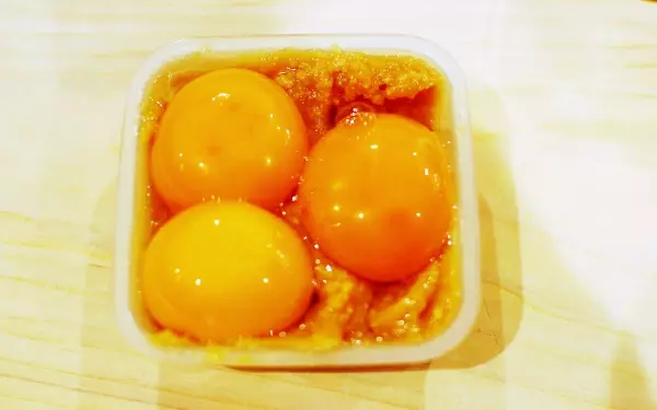 スーパーの「宝の山」をよりおいしく！　刺身といぶりがっこのフラックスオイル和え