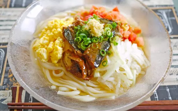 保存食の缶詰でバランスご飯！　蒲焼きサンマの簡単サラダうどん
