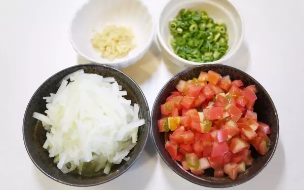 保存食の缶詰でバランスご飯！　蒲焼きサンマの簡単サラダうどん