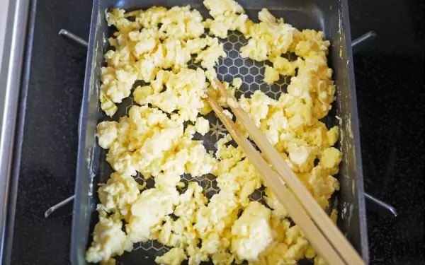 保存食の缶詰でバランスご飯！　蒲焼きサンマの簡単サラダうどん