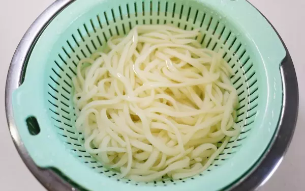 保存食の缶詰でバランスご飯! 蒲焼きサンマの簡単サラダうどん