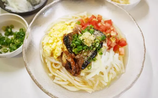 保存食の缶詰でバランスご飯! 蒲焼きサンマの簡単サラダうどん