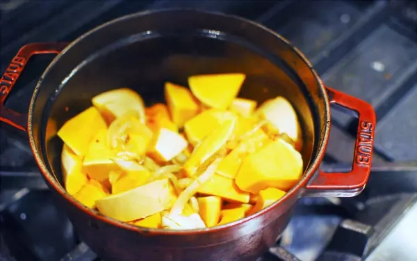 ハロウィン間近の王道レシピ！　バターナッツかぼちゃのポタージュ