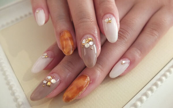 折り紙ネイルも、手軽なのに華やかな秋のトレンドネイル