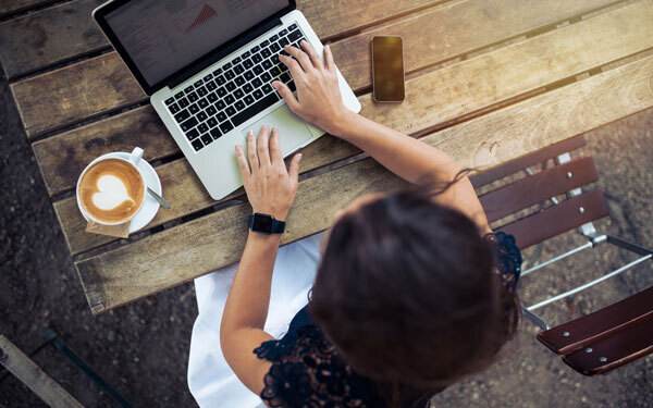 長居できて快適、ニューヨークで人気爆発中のインターネットカフェ