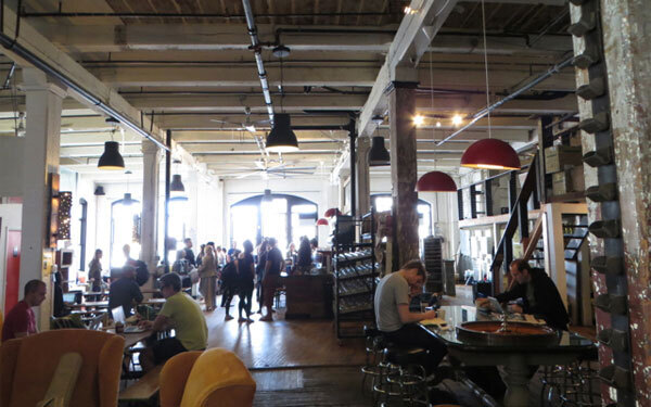 長居できて快適、ニューヨークで人気爆発中のインターネットカフェ