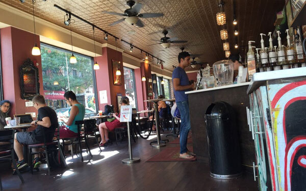 長居できて快適、ニューヨークで人気爆発中のインターネットカフェ