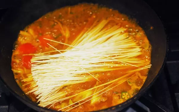全部一緒に茹でてOK、酸味が効いて美味しい「トマトカレー素麺」
