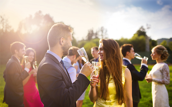 初対面でもこまらない会話ネタって？　ひとりで参列する結婚式で楽しく過ごすコツ