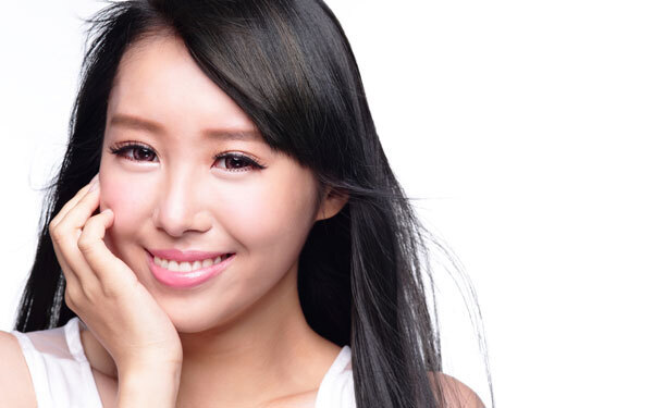 細いアーチ型はもう古い！　太めの並行眉にしてトレンド感をプラス