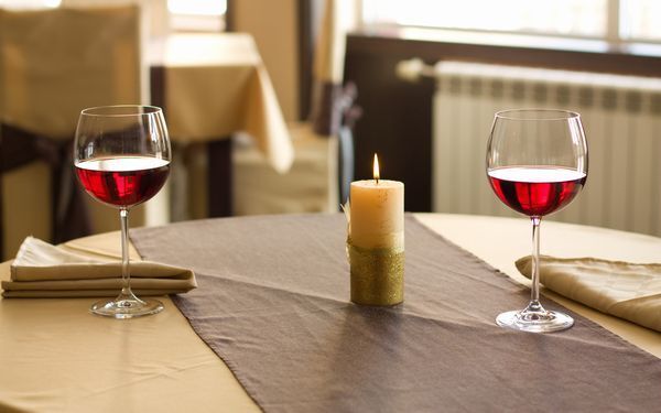 「ボウルを持つ」が正解、コレだけ押さえたいワインのマナー