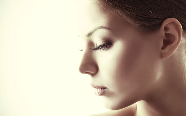 目が一回り大きく見える！　 美容液に頼らずにまつ毛を伸ばす方法