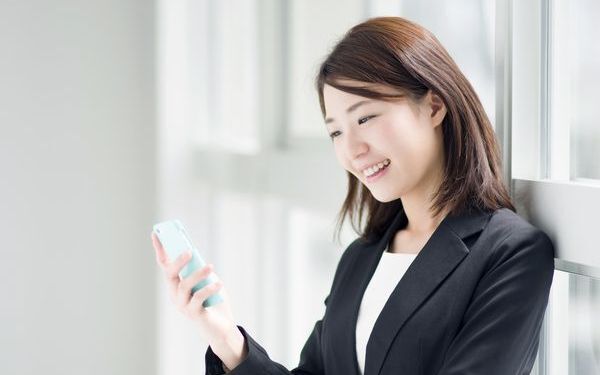 勝手に充電するのはNG！　会社でやってはいけないスマホの使い方