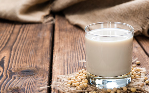 豆乳の飲みすぎはキケン？　おっぱい美人になる食材