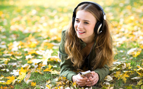 悲しい時に明るい曲を聴くのはNG？　音楽が人間にあたえる効果