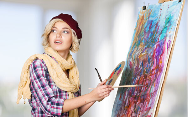 キャンバスに絵を描く女性