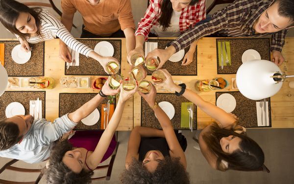 久しぶりの再会が台なしに　同窓会でやってはいけないNG行動