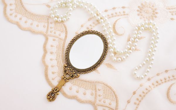 横顔美人になるには鏡を使いこなすことがポイントだった