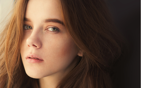 疲れ顔の原因は“冬くすみ肌”？　一瞬でパッと明るくするメイクテク