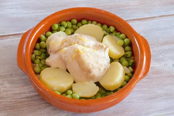 鶏肉とジャガイモとグリンピースのレモン風味
