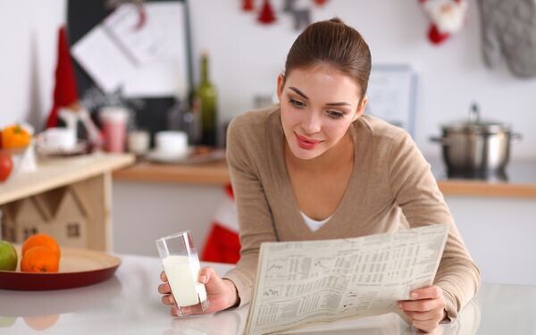 新聞を読む女性