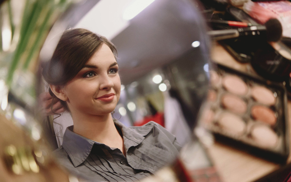 パンパンの顔を一瞬で小さく見せるメイクテク4つ