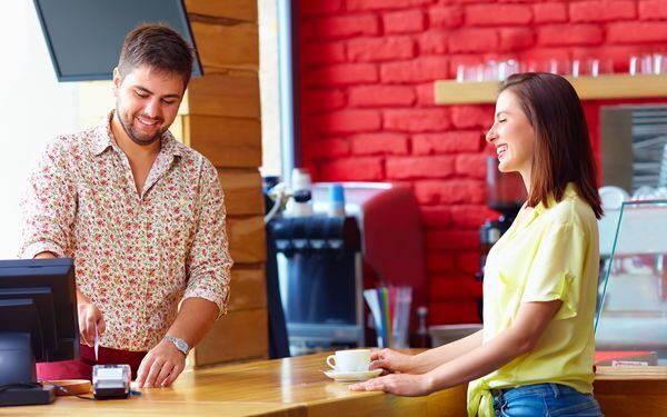 感謝プラスαが肝心！　飲食店の気になる店員と距離を縮めるための方法