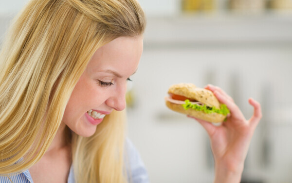 サンドイッチを食べる女性