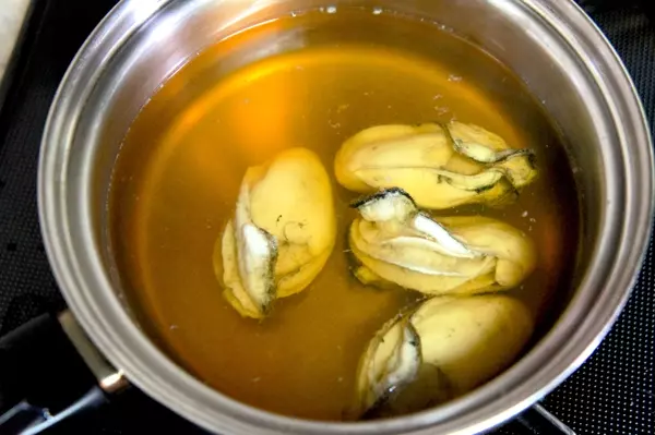 温めた出汁の中にカキを入れた鍋