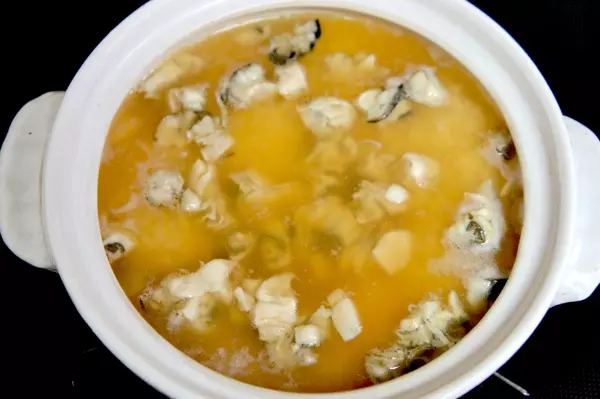 米と出し汁と刻んだカキときのこが入った土鍋