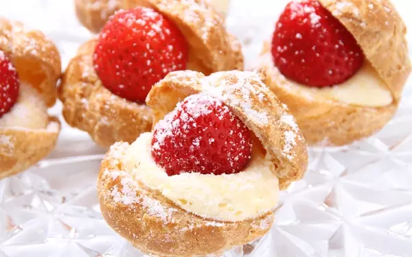 イチゴがはさまったクリームたっぷりのシュークリーム