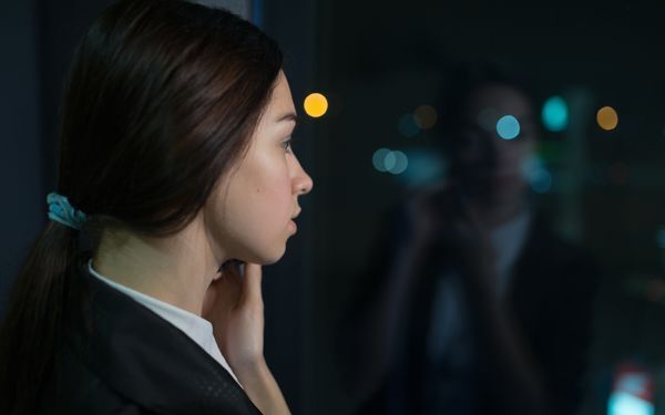 仕事帰りや1日の終わりに空を見上げて、輝く「冬のダイヤモンド」を探してみよう