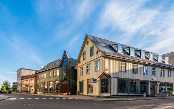 シーフードに巨大ステンドグラスの教会　“北欧のパリ”トロムソでオーロラを楽しむ！　