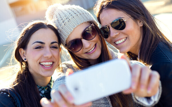 スマートフォンで写真を撮る仲良し女性3人組