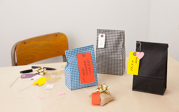 オフィスのバレンタインに！　荷札やふせんで簡単ラッピング