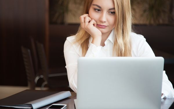 彼の女友だちをこっそりチェック…SNSで恋人とつながらないほうがいい理由