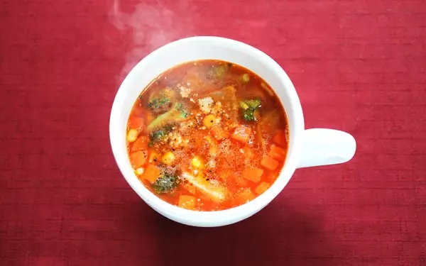 湯気の立つミネストローネ