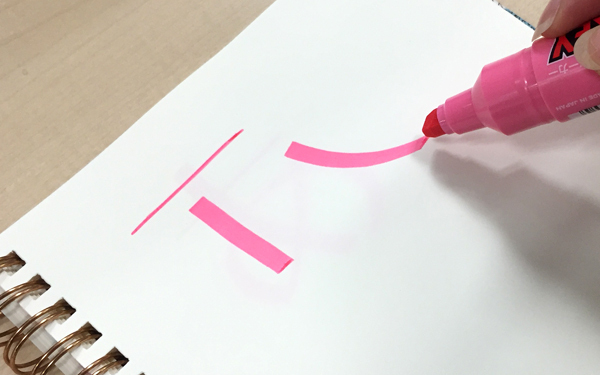 あら不思議！　字がヘタな人がマジックでキレイな文字を書くコツ