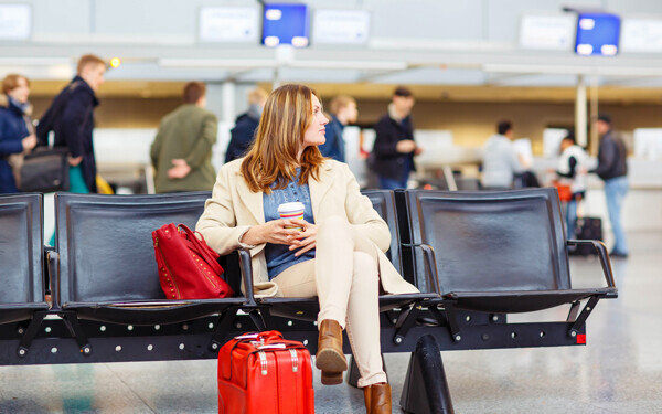 空港で飛行機のフライトを待つ女性