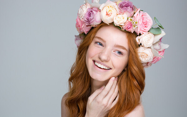 花飾りをかぶった笑顔の女性
