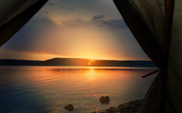 テントの中から見た湖に沈む夕日