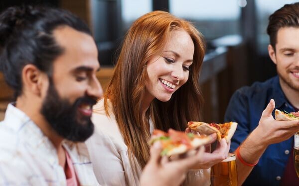 レストランで食事中