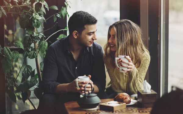 カラーや丈にもポイントが！　春のアイテムを取りいれた　大人のデート向けコーデ