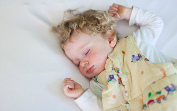 寝ても寝ても眠いのは何で？　睡眠の質を上げる効果的なモノ5つ