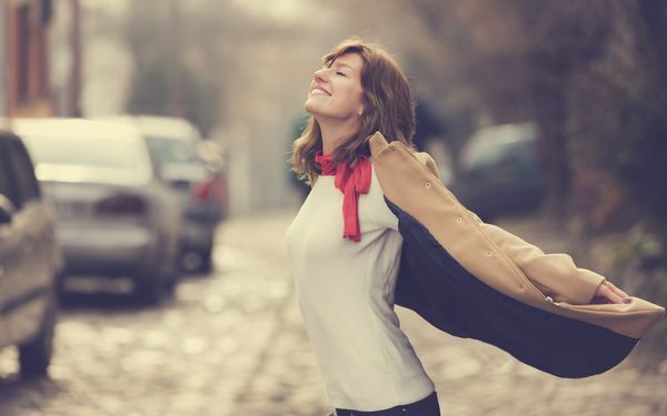 仕事中の表情にも注意　モテる30代女性の共通点【女30からのシアワセ道 vol.25】