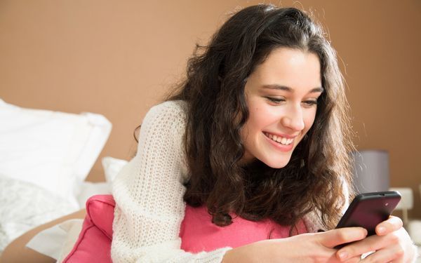 スマホがしみの原因に!?　お肌への影響は紫外線以上、「スマホ焼け」にご用心！